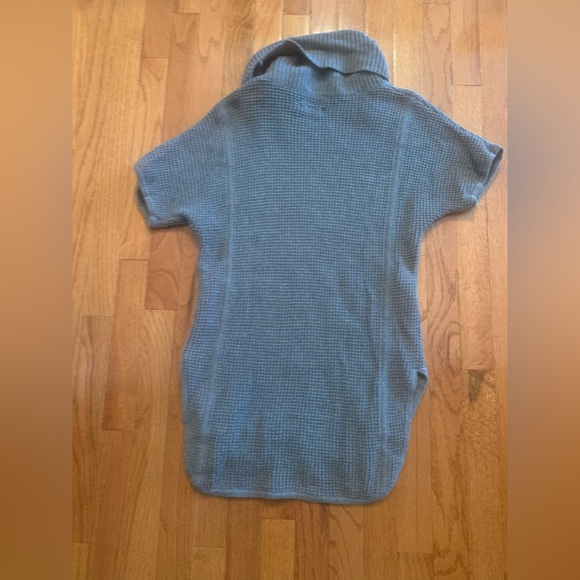 UGG Shelby Gray Waffle Knit Hi Lo Cowl Neck Tunic Sweater Size S Short Sleeve - Picture 3 of 4